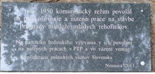 Spomienka na kňazov a rehoľníkov prinútených pracovať na stavbe Priehrady mládeže pri Púchove