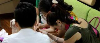 Pri službe veriacim v Číne sa po smútku vynárajú úsmevy